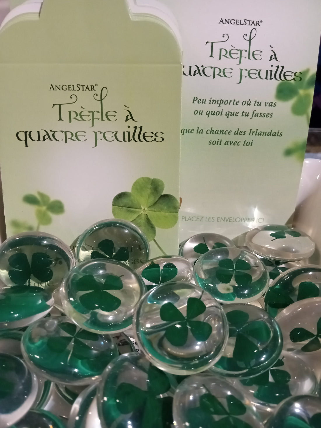 Trèfle à quatre feuilles en résine. Porte-bonheur avec enveloppe cadeau